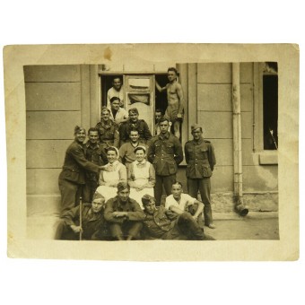 A group of German soldiers and nurses in the hospital. Russia.. Espenlaub militaria
